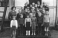 Alaluokat 1963/1964 alakoulun portailla