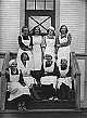 Keittokurssilaisia alakoulun rappusilla 1935